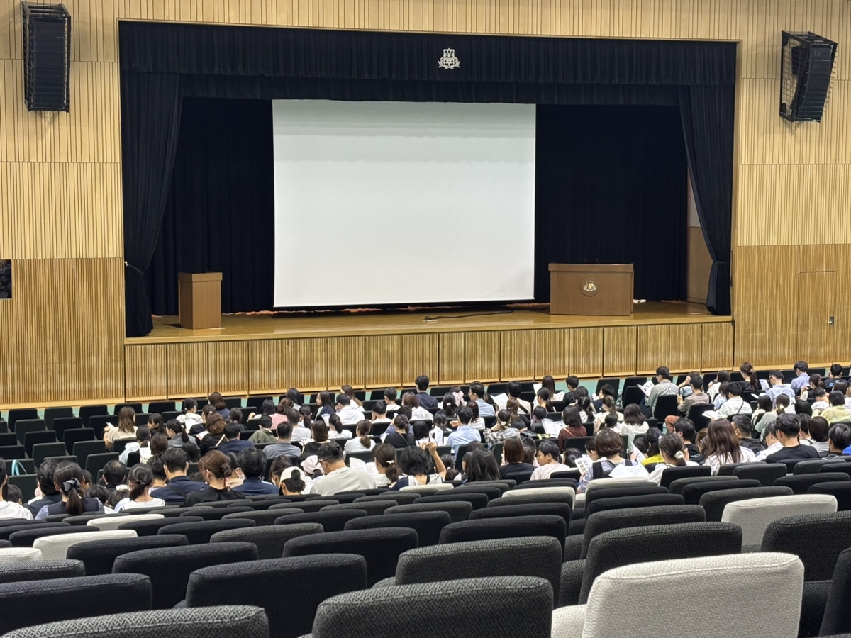 会場